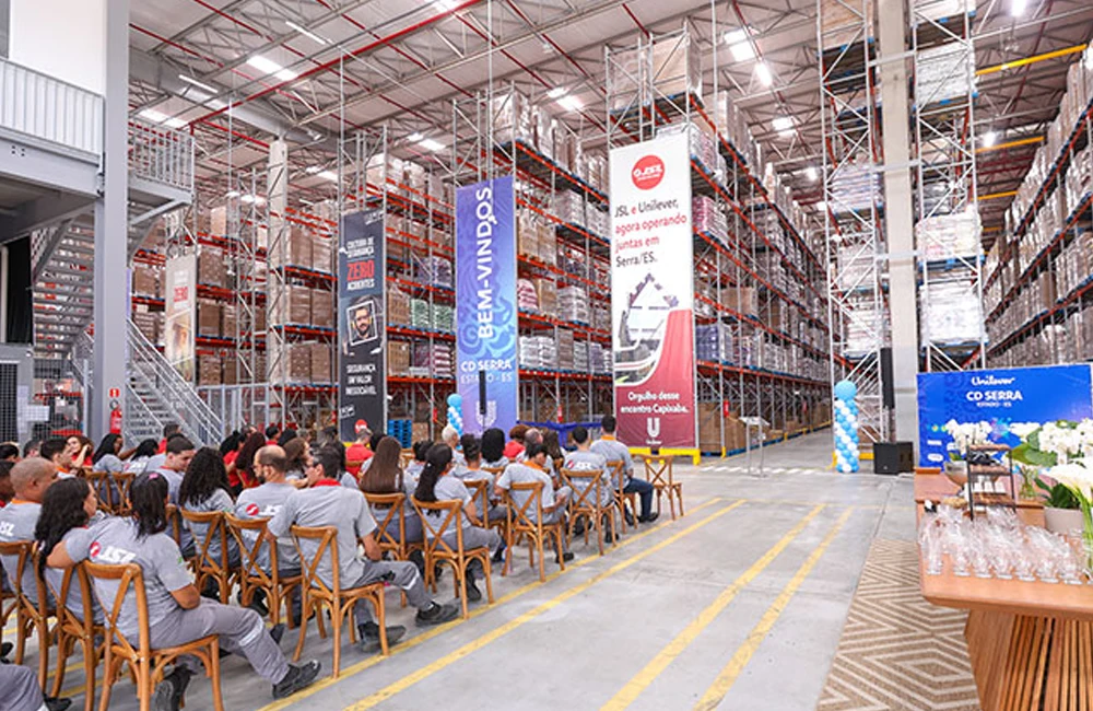 vento de inauguração do novo centro de distribuição da Unilever no Espírito Santo, mostrando a estrutura de armazenagem e convidados.