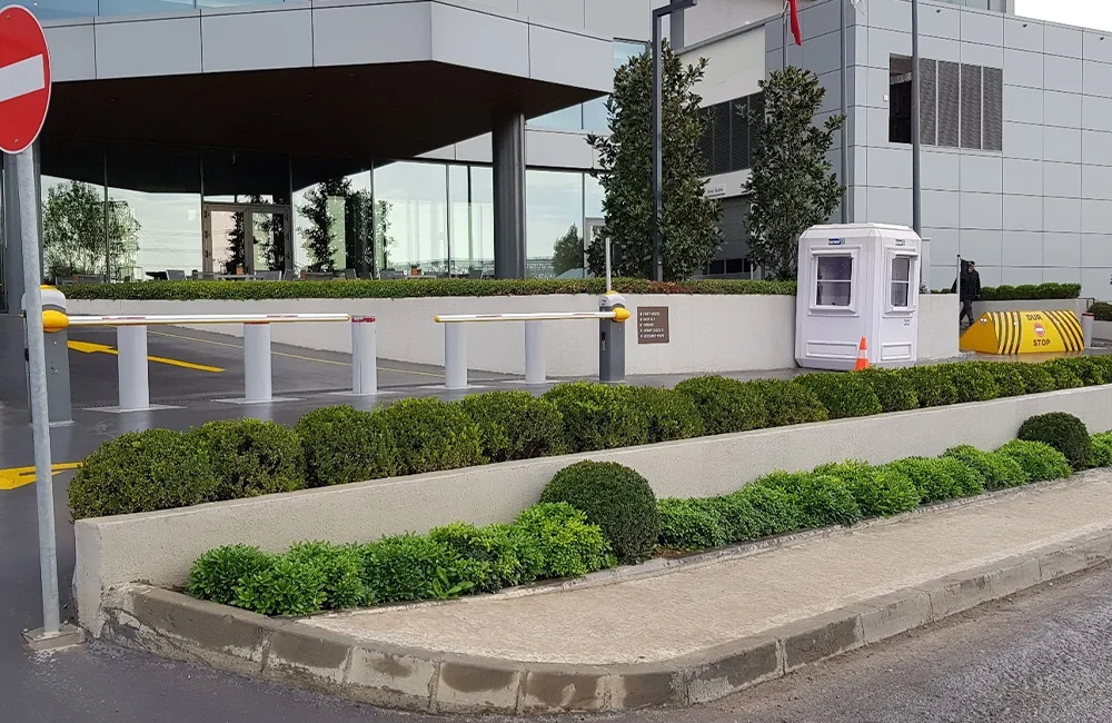 Bollards retráteis automáticos instalados em portaria de centro de distribuição para controle de acesso de veículos pesados