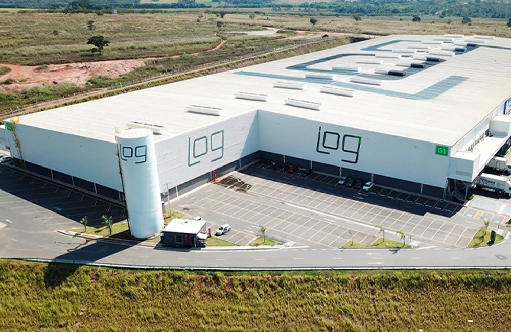 Galpão logístico da Log Commercial Properties com caminhão representando portfólio com vacância inferior a 1% e entrada no IDIV B3