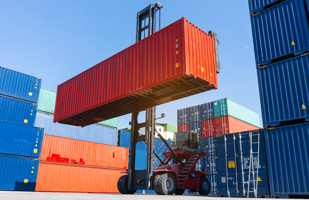 Imagem ilustrativa de terminal de contêineres operado com a Loopt Inteligência Artificial Portuária.