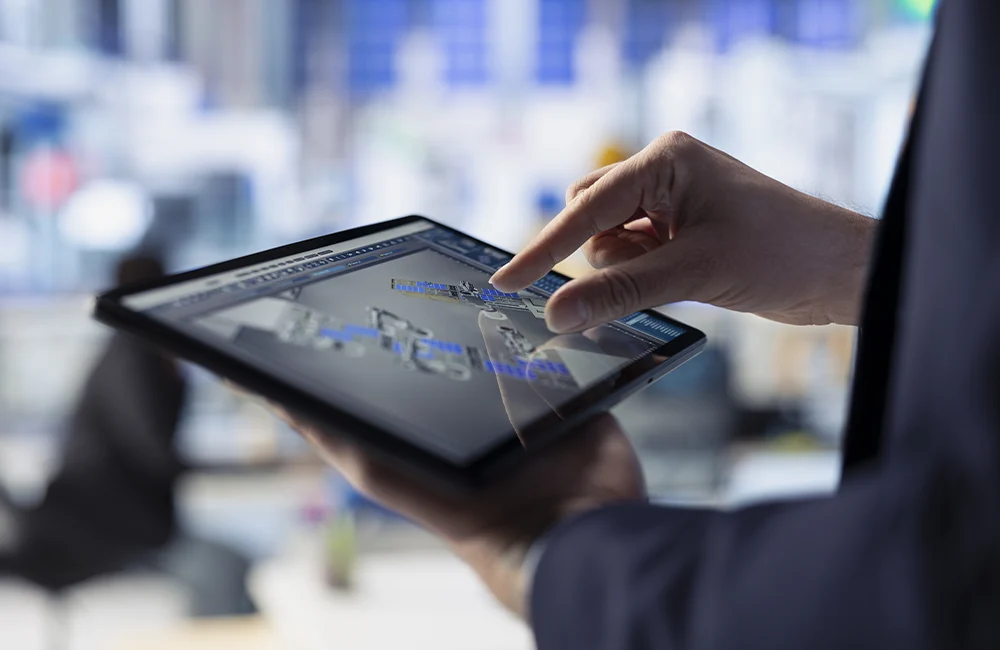 Profissional analisando dados de logística digital em tablet representando transformação digital e maturidade tecnológica em supply chain