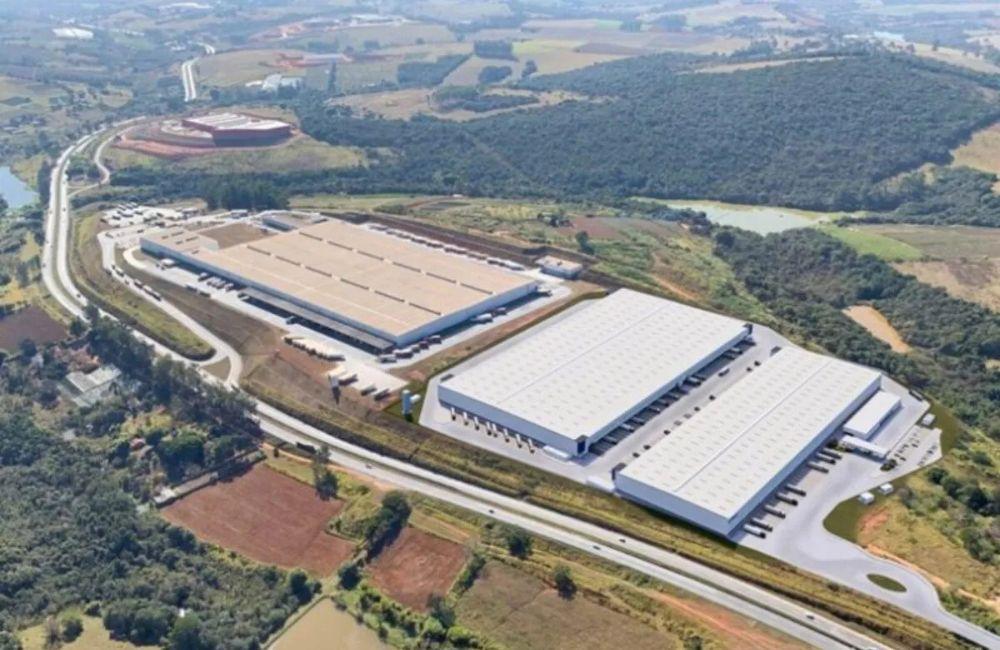Vista aérea do polo logístico Fernão Dias em Pouso Alegre com Pouso Alegre Business Park ocupado por Mercado Livre e Iveco