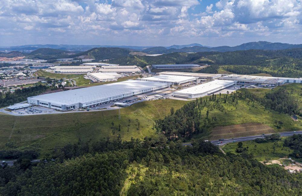 Vista aérea de galpões logísticos modernos no Brasil ilustrando previsão de taxa de vacância em 8,5% para 2026 segundo Prologis