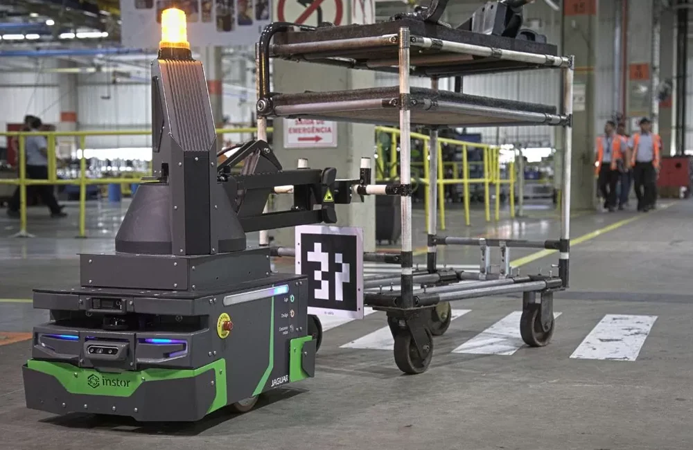 Robô móvel autônomo AMR desenvolvido pela VWCO na fábrica de Resende transportando carrinhos logísticos com navegação autônoma
