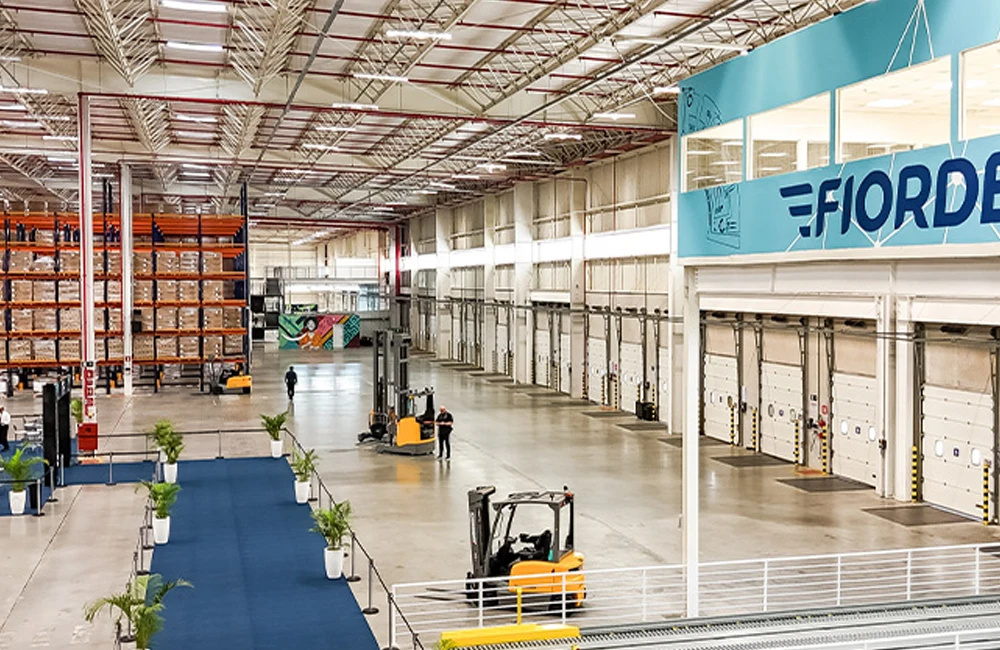 Hub logístico inteligente da Colgate-Palmolive em São Bernardo do Campo com tecnologia de automação e gestão de estoque